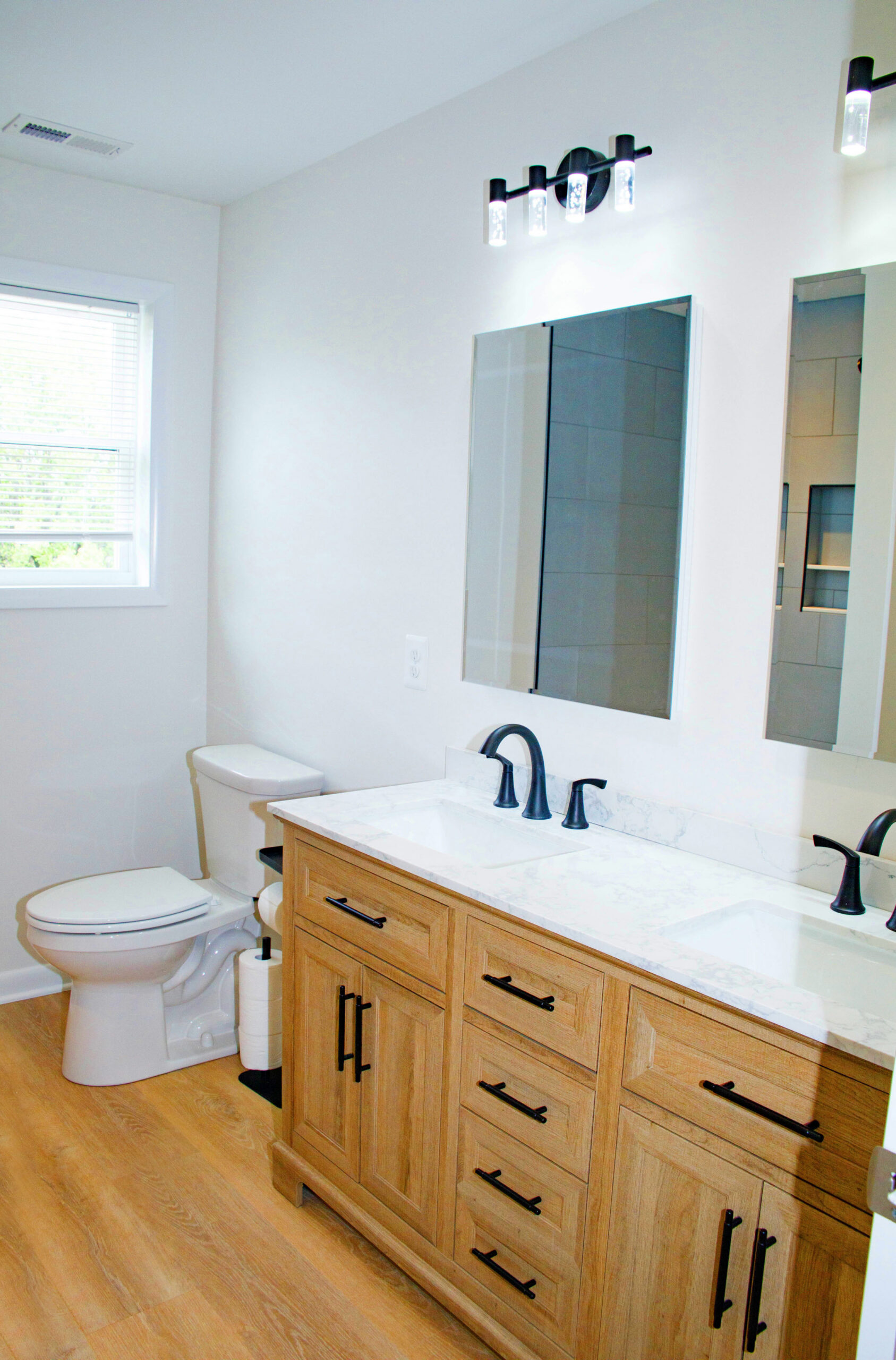 upstairs hall bathroom 